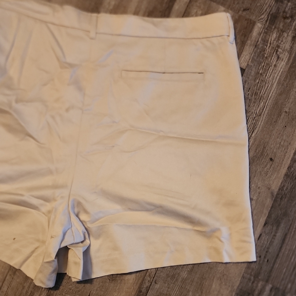 Old Navy Women's Tan Shorts - Picture 3 of 3